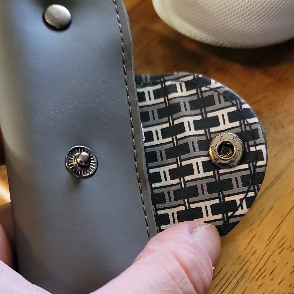 Handbag Handcuff - Picture 4 of 6
